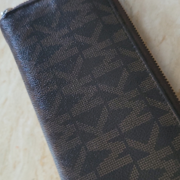 Michael Kors Signature Wallet - Picture 15 of 16